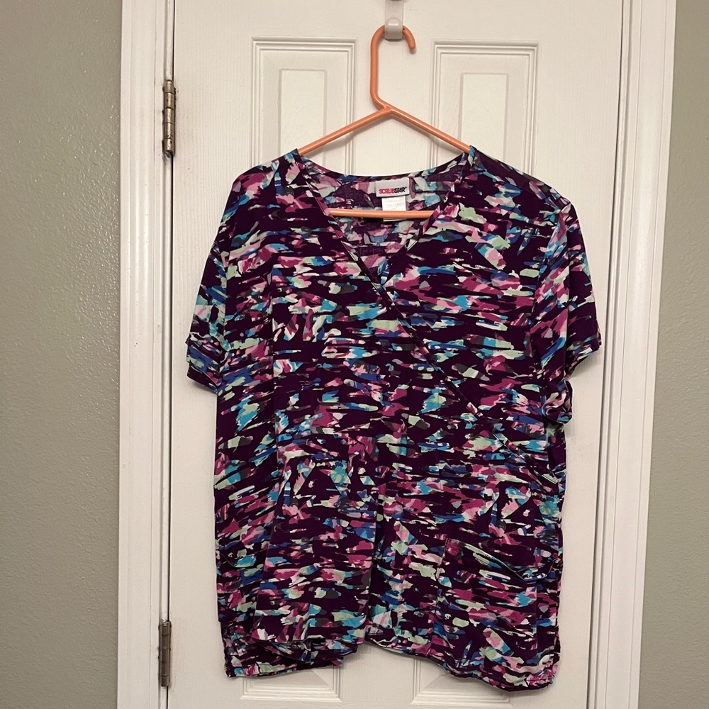 Women’s scrub top 3X in purples